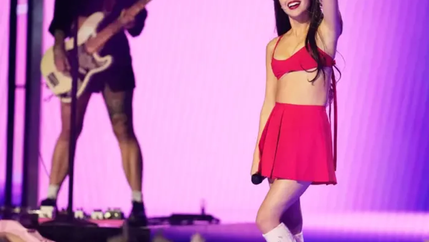 Ολίβια Ροντρίγκο: Ατύχημα επί σκηνής - Έπεσε μέσα σε καταπακτή