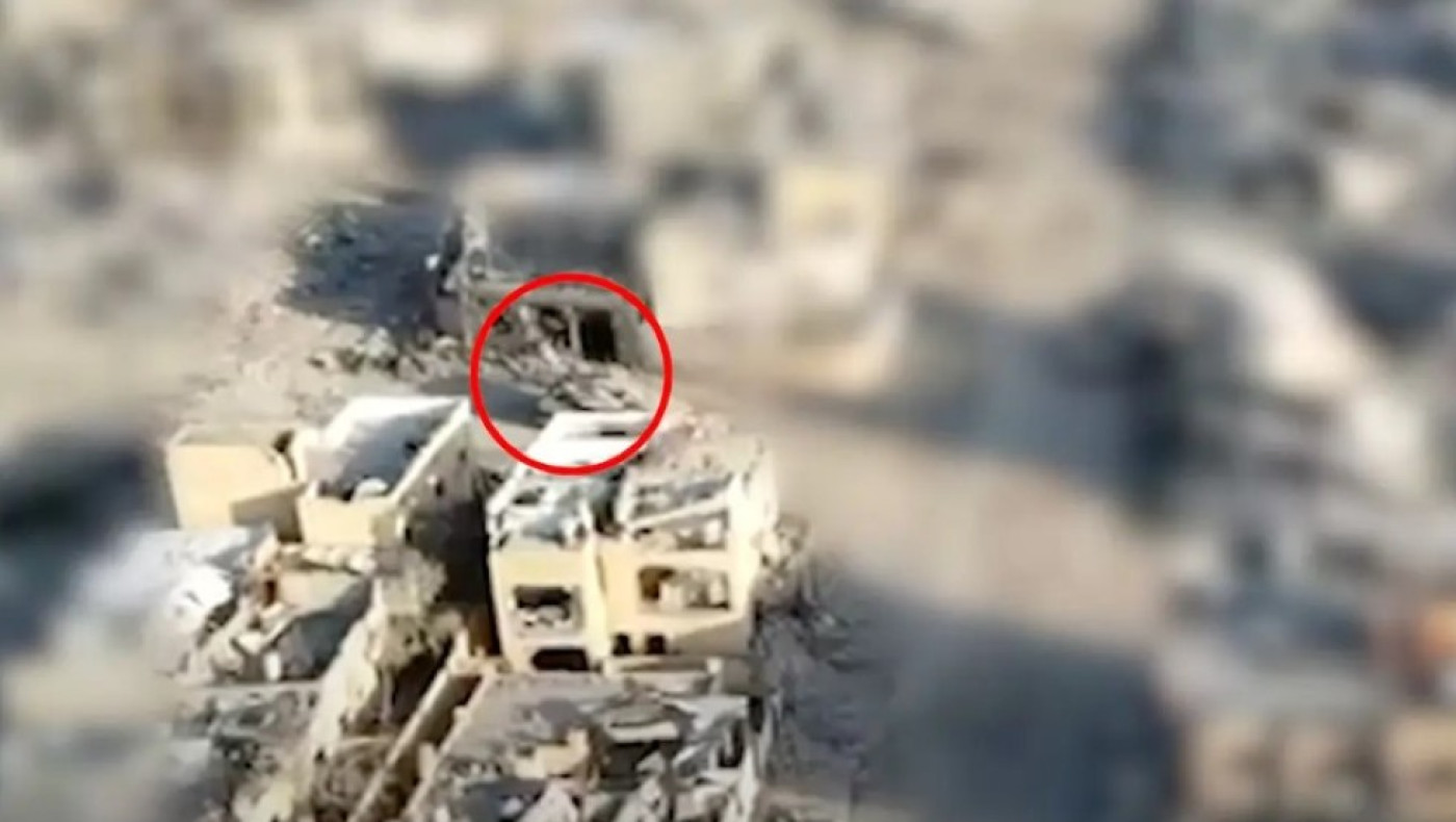 Γιαχία Σινουάρ: Η στιγμή που βολή από ισραηλινό τανκ έθαψε τον ηγέτη της Χαμάς στα συντρίμμια (vid)