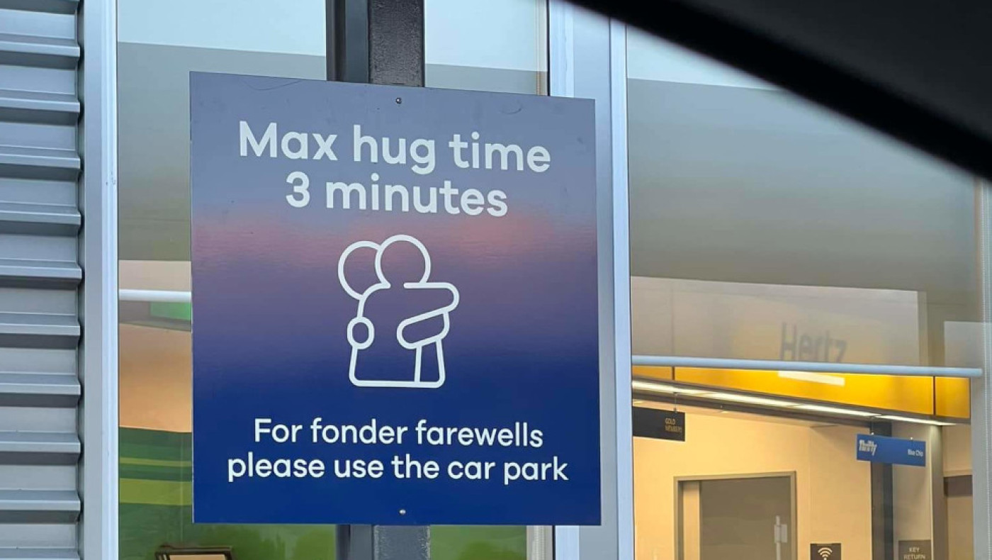 Αεροδρόμιο στη Νέα Ζηλανδία βάζει χρονικό όριο στις αγκαλιές αποχωρισμού