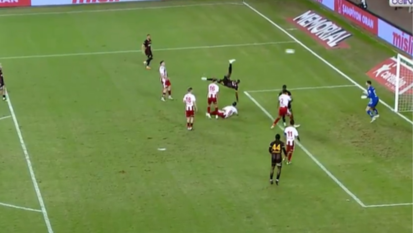 Άφησε άπαντες με το στόμα ανοιχτό ο Οσίμεν- Το εντυπωσιακό γκολ με... ιπτάμενο ανάποδο ψαλίδι!