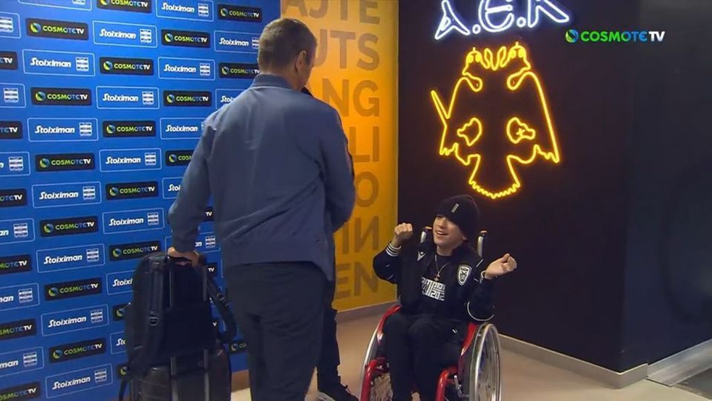 Το φιλί του Λουτσέσκου στον Γιαννάκη και η αντίδραση του μικρού φίλου του ΠΑΟΚ