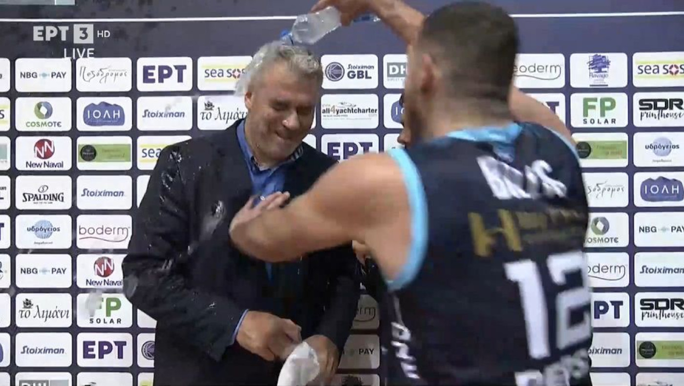 Κολοσσός Ρόδου: Το μπουγέλο των παικτών στον Σιγάλα μετά τη νίκη στο Λαύριο (vid)