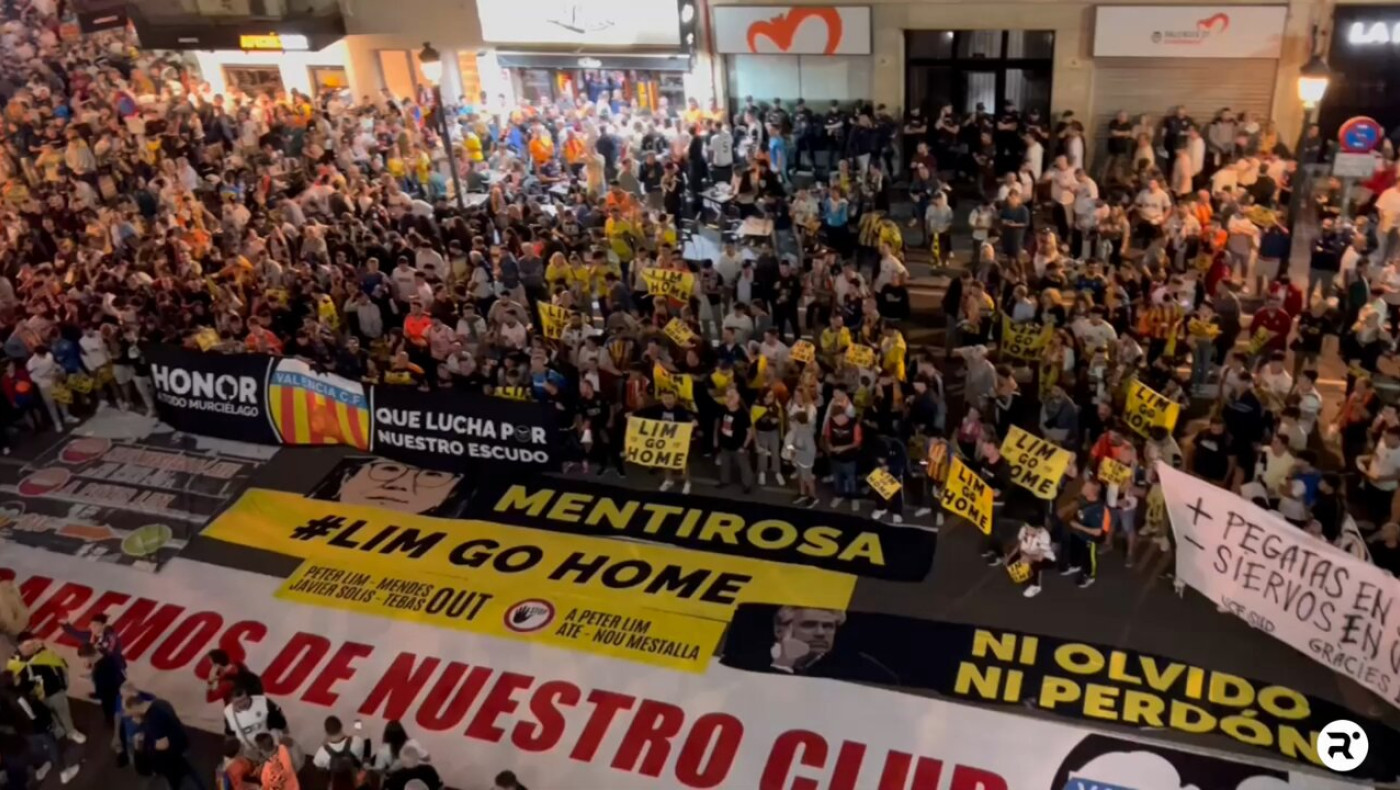 Βαλένθια: «Πέσιμο» σε πρόεδρο και μέτοχο από τους οπαδούς-«Δεν πρόκειται να βγείτε»!