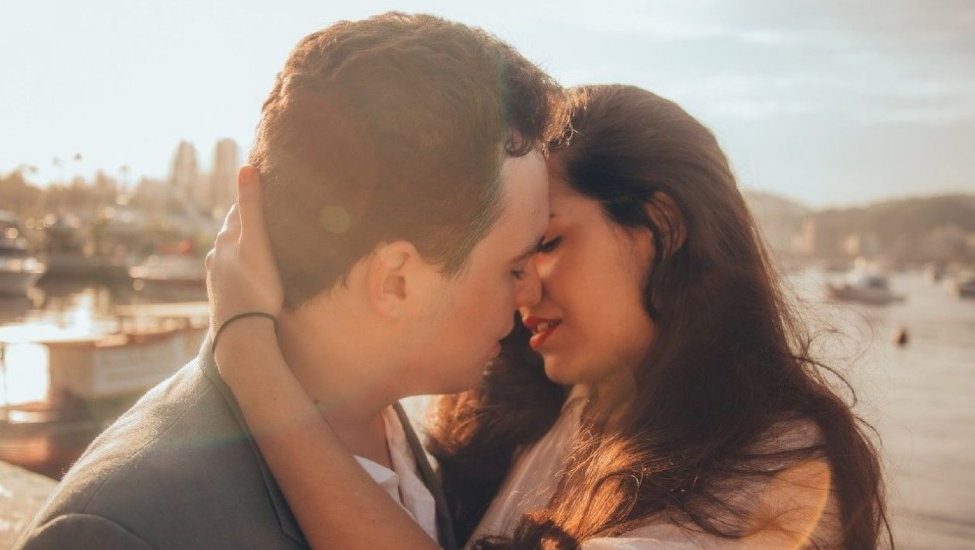 Γι'αυτό φιλιόμαστε: Επιστήμονας αποκαλύπτει την αλήθεια που δεν ήξερε κανείς