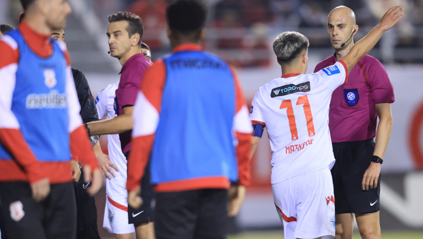 Πέναλτι για τον Πανσερραϊκό και αμέσως μετά... αυστηρή αποβολή μπροστά στα μάτια του Λανουά!