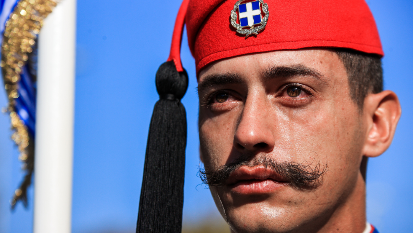 Θεσσαλονίκη: Ρίγη συγκίνησης στην παρέλαση - Δάκρυσε από περηφάνια ο Εύζωνας!