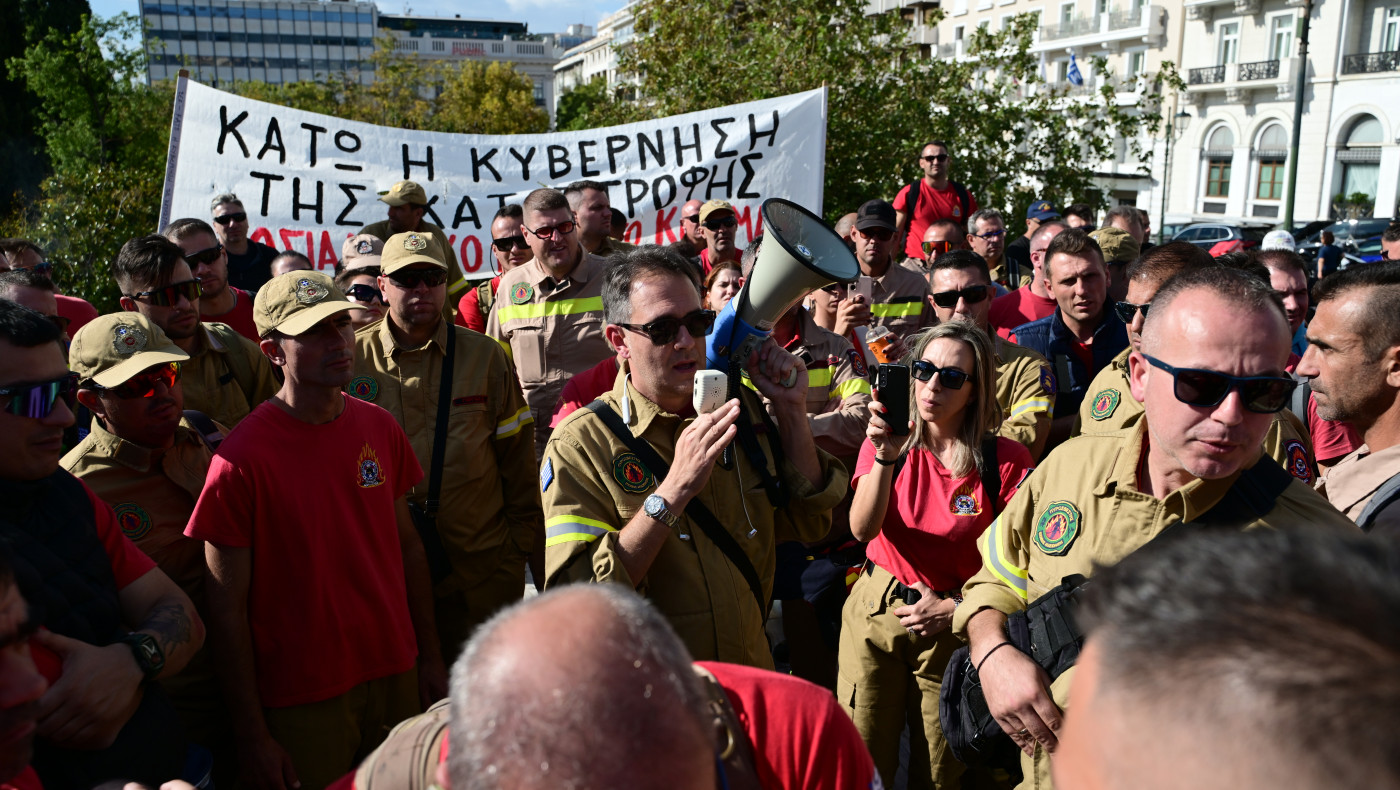 Ξεσπούν οι Πυροσβέστες: «Μας πετούν λόγω ηλικίας»-Μαρτυρίες για το ξύλο από τα ΜΑΤ