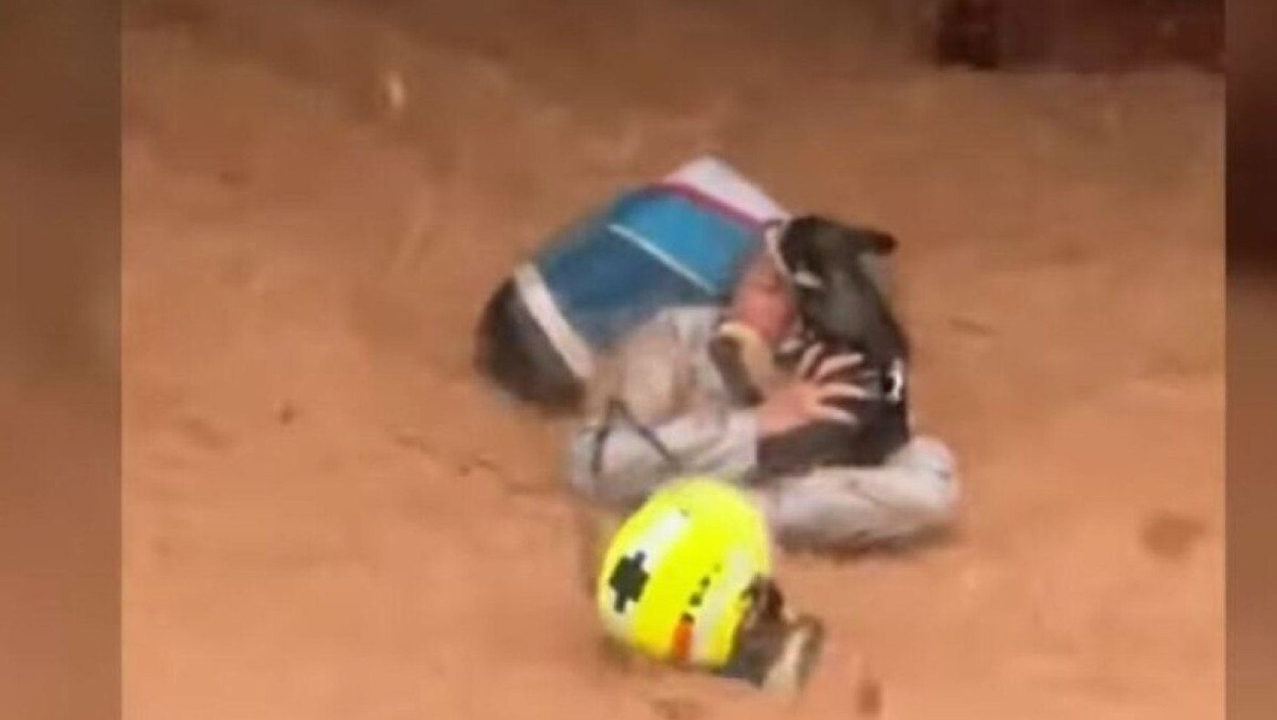 Πλημμύρες στην Ισπανία: H δραματική διάσωση γυναίκας με τα κατοικίδιά της (vid)