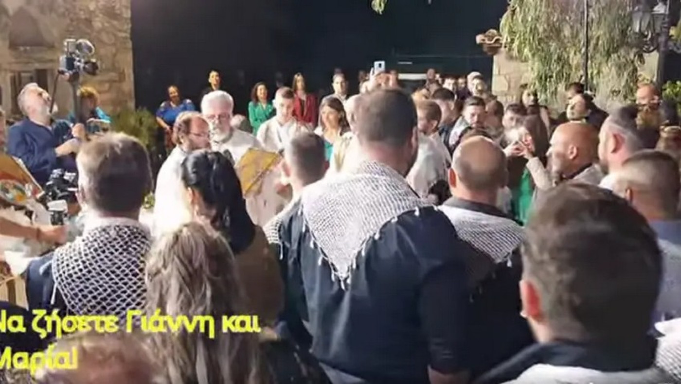 Γάμος για... βιβλίο Γκίνες στην Κρήτη: Ζευγάρι παντρεύτηκε με 20 κουμπάρους! (vid)