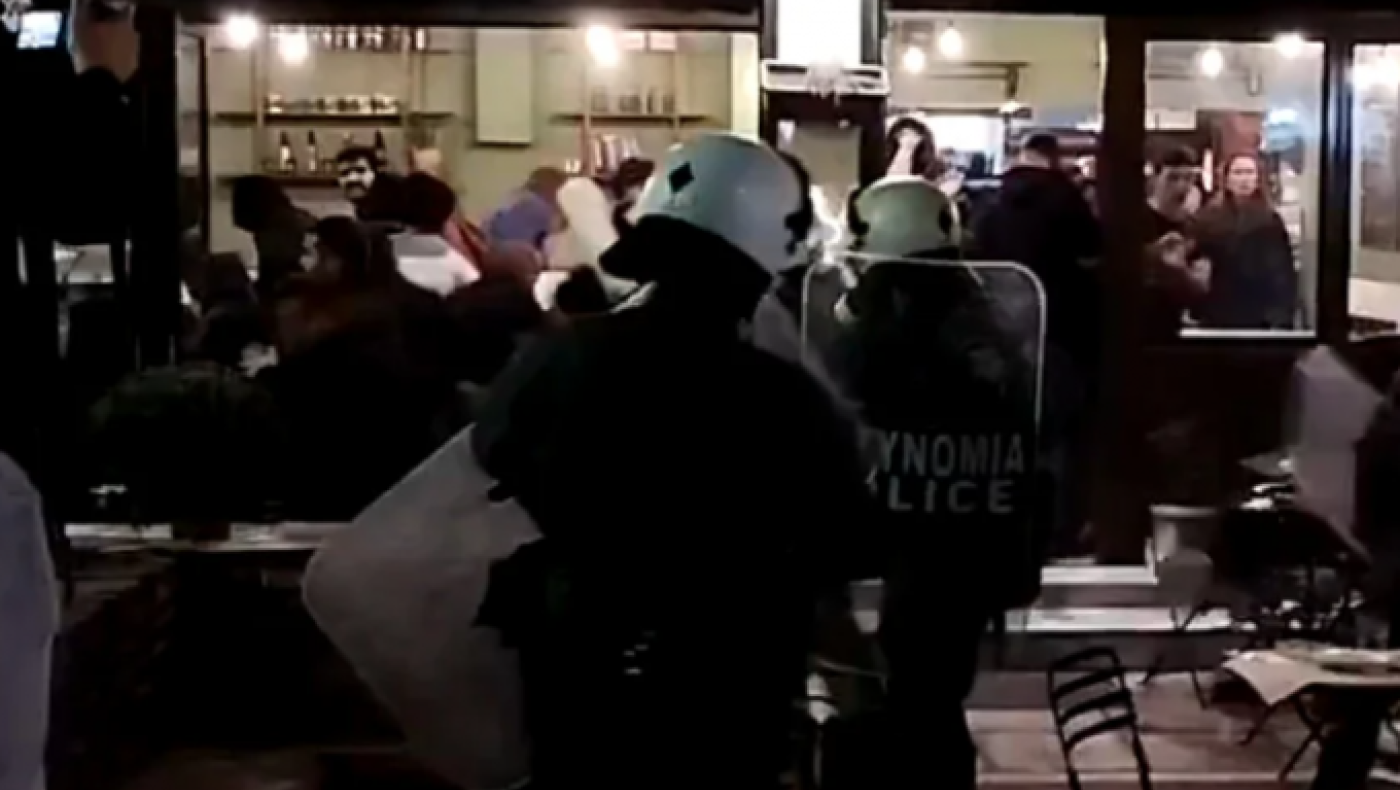 Θεσσαλονίκη: Αστυνομικός έριξε δακρυγόνο σε εστιατόριο με πελάτες!