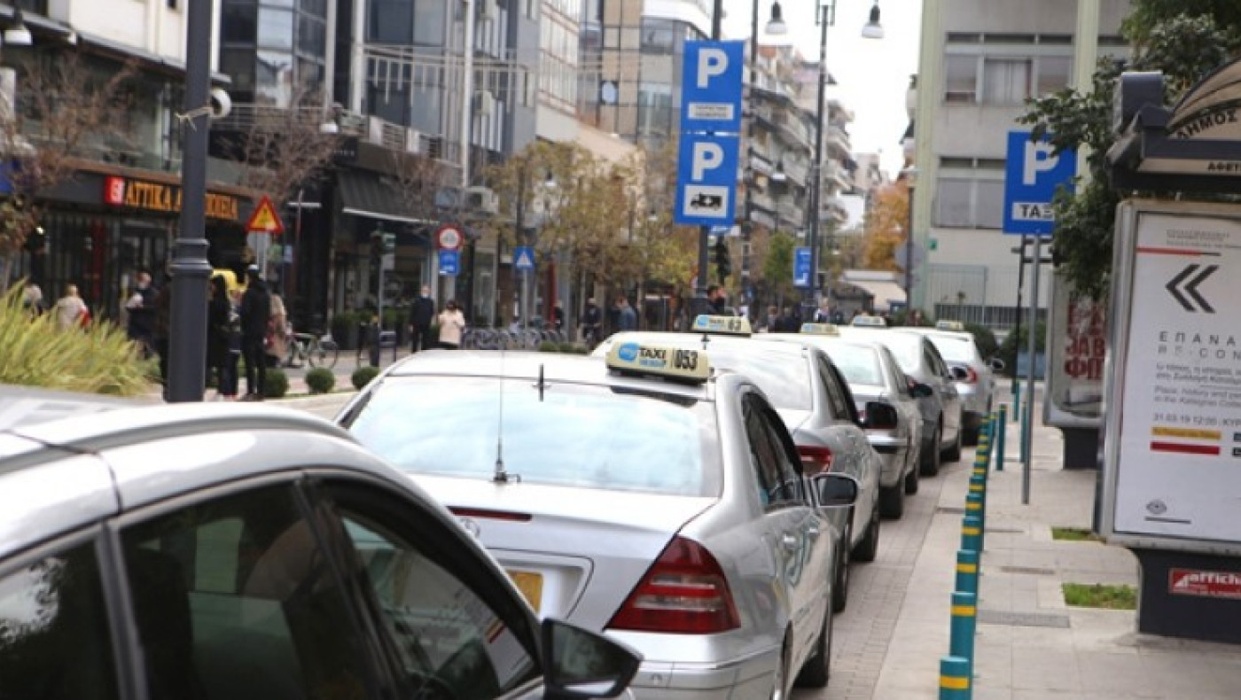 Λάρισα: Κούρσα τρόμου για ταξιτζή - Δέχθηκε επίθεση με σουγιά