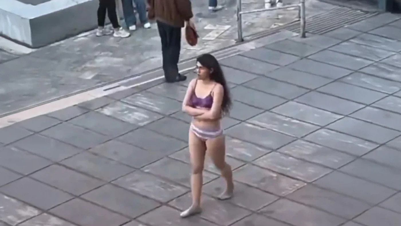 Ιράν: Σε κώμα μετά από βασανιστήρια η φοιτήτρια; «Ξέρουμε πού βρίσκεται», λέει η Γαλλία