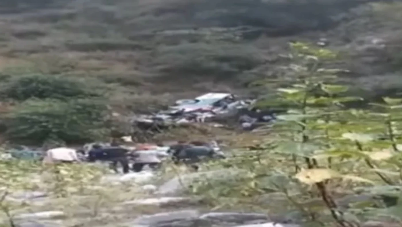 Ινδία: Τουλάχιστον 28 νεκροί από πτώση λεωφορείου σε φαράγγι