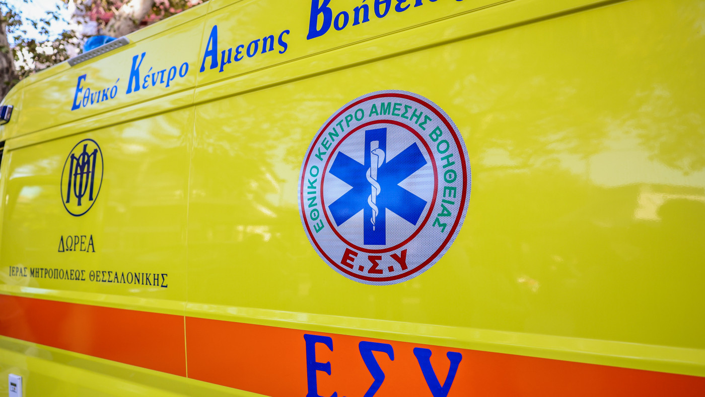 Κόρινθος: Όχημα καρφώθηκε σε δέντρο - Νεκρή μια επιβάτης