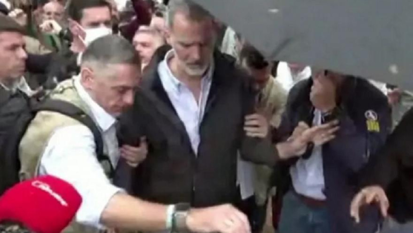 Οργισμένοι πολίτες στην Βαλένθια πέταξαν λάσπες στο βασιλικό ζεύγος και τον πρωθυπουργό (vid)