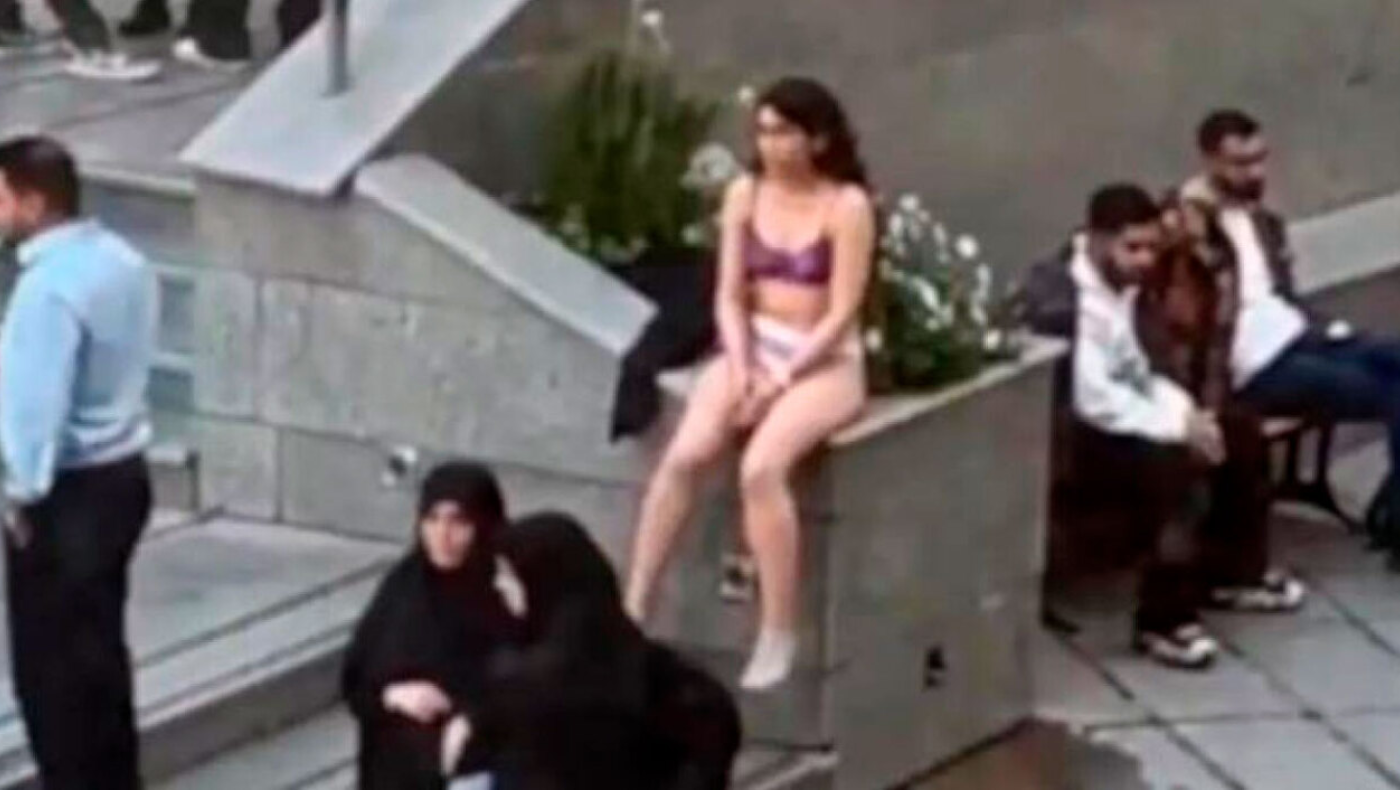 Ιράν: Ποια τύχη είχε η φοιτήτρια που διαμαρτυρήθηκε ημίγυμνη