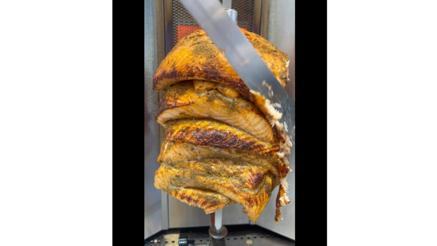 Τι είναι αυτό; Εστιατόριο έφτιαξε γύρο με σολομό!