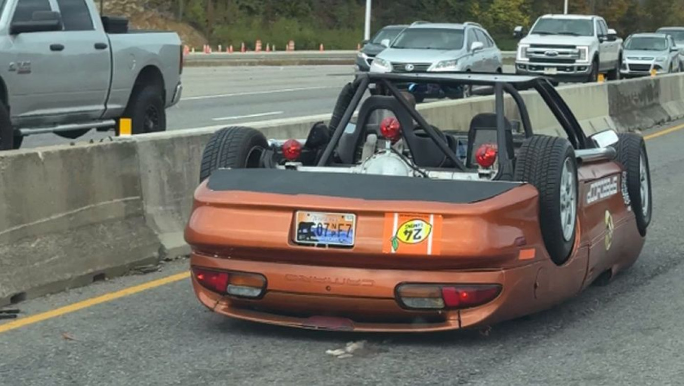 Απίστευτο VIDEO: Αυτοκίνητο κινείται σε λεωφόρο... αναποδογυρισμένο