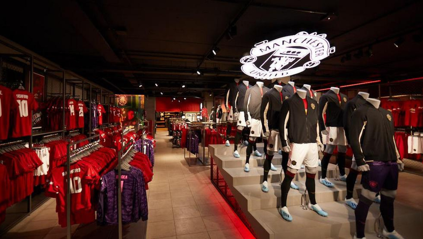 Ξενάγηση στη μπουτίκ της Μάντσεστερ από τον Νίκο Κουλιανό