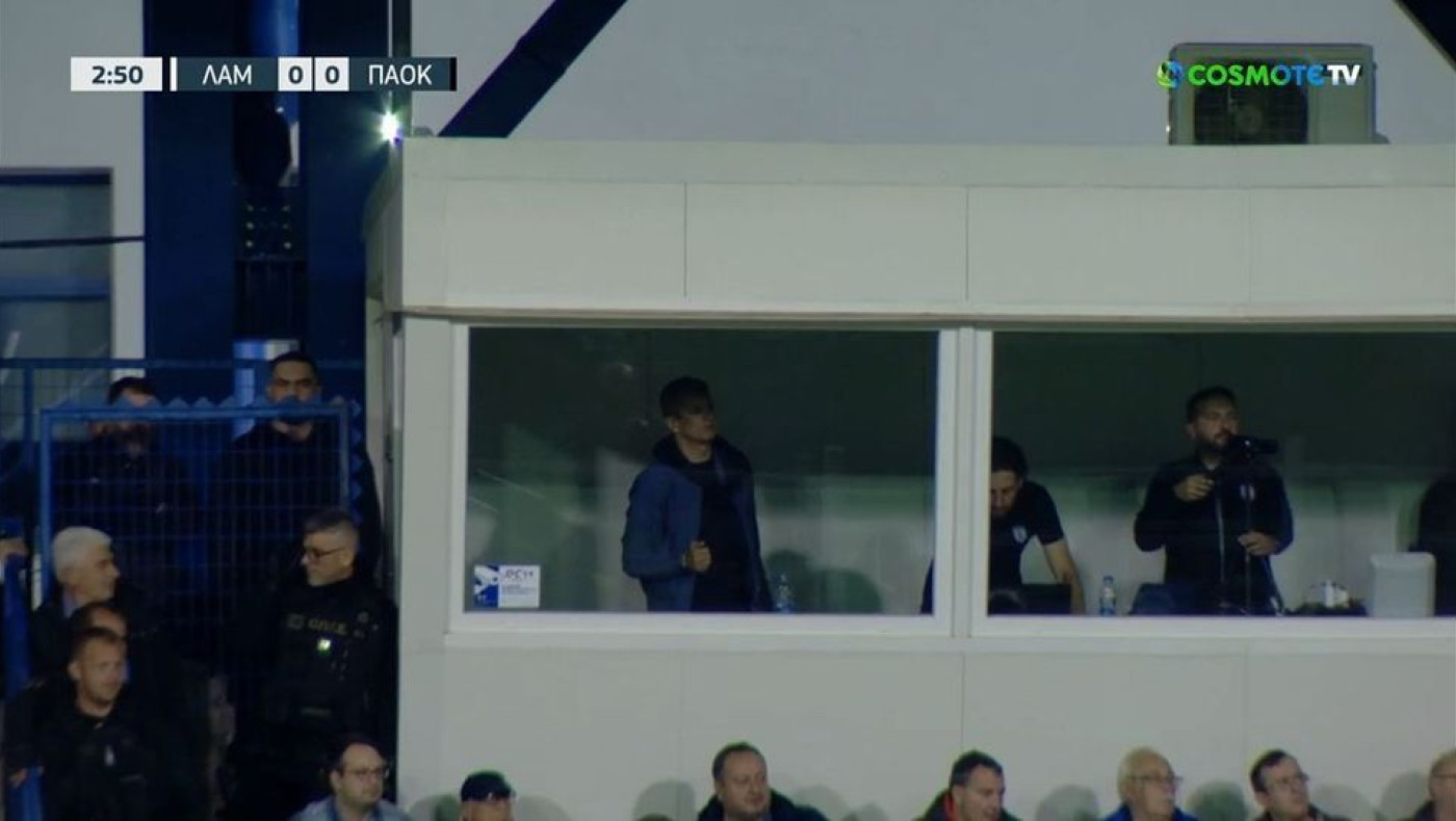 Ο Λουτσέσκου στο καμαράκι του ΔΑΚ Λαμίας παρακολουθεί με αγωνία το ματς