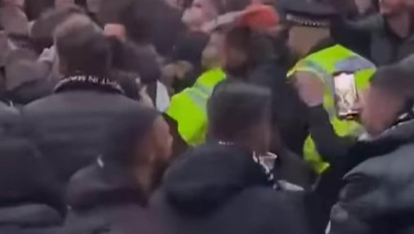 Μάντσεστερ-ΠΑΟΚ: Αστυνομικοί κάνουν... κερκίδα μαζί με τους ΠΑΟΚτσήδες!