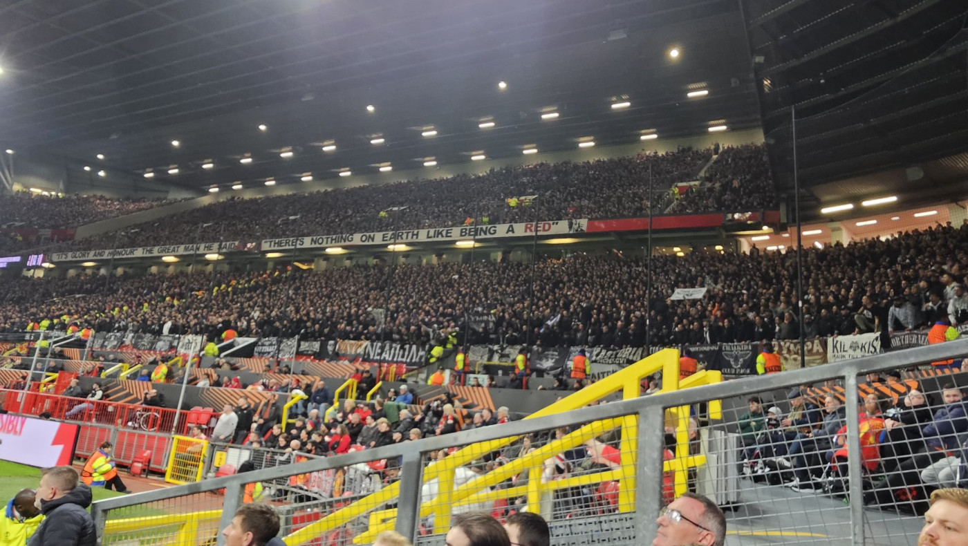 «Τρελάθηκαν» οι Άγγλοι με τον κόσμο του ΠΑΟΚ και την… Τούμπα στο Όλντ Τράφορντ