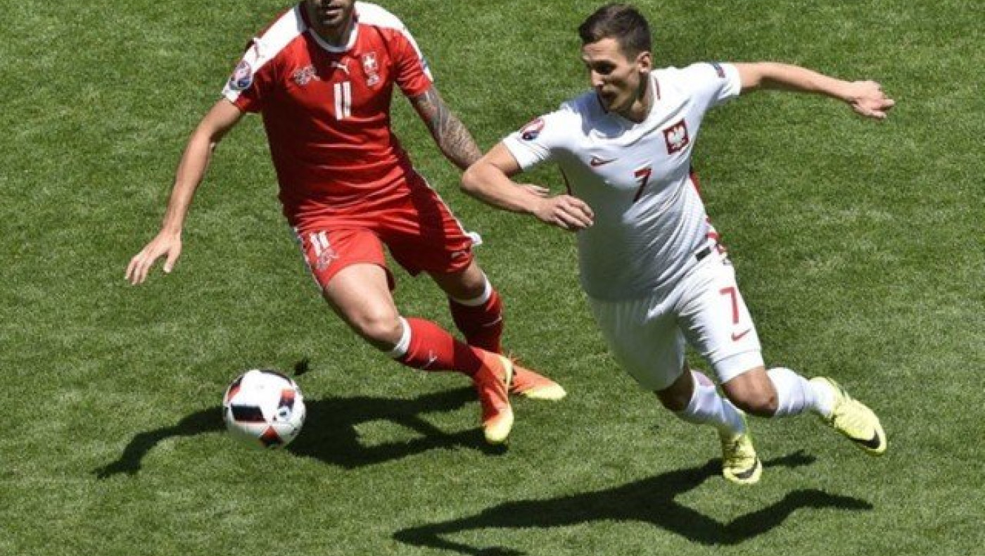 Βλέπω     να     μένει     από  δυνάμεις  η Πολωνία