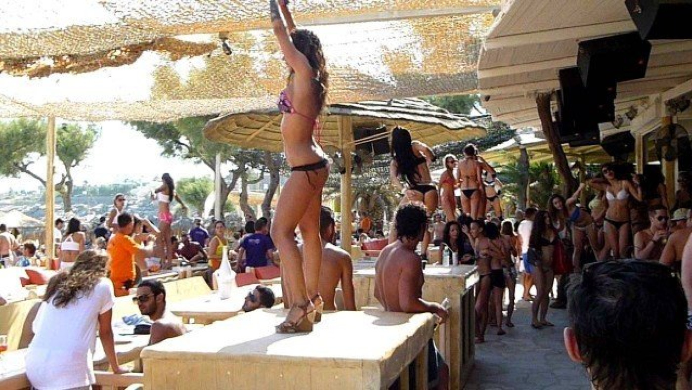 Τρελαμένη Ελληνίδα σε άγριο ξεσάλωμα στη Μύκονο! (video)