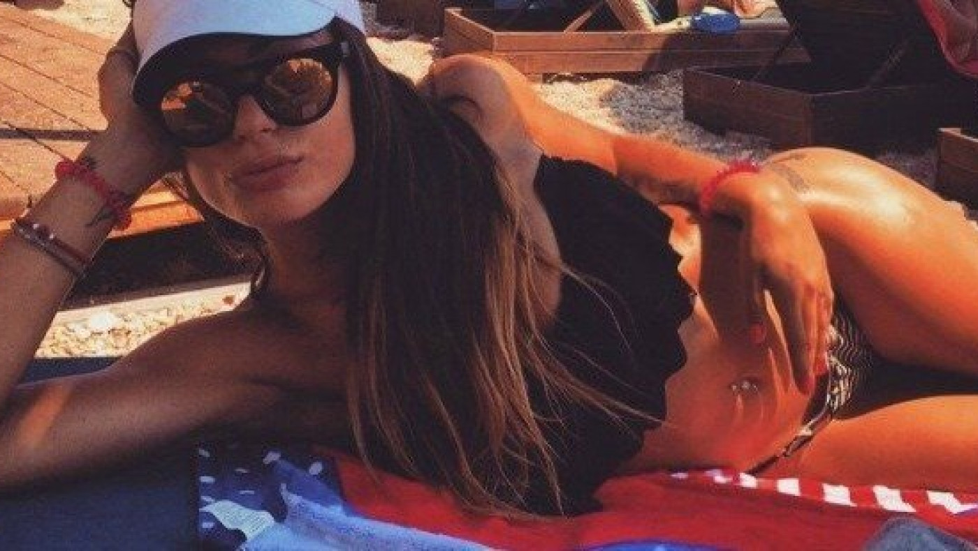 Αυτή η αδερφή πασίγνωστου ποδοσφαιριστή είναι τούμπανο! (pics)