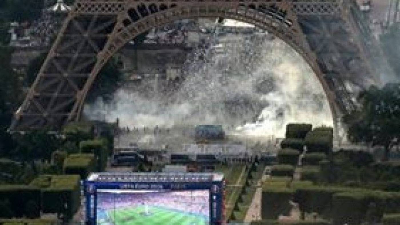 Δακρυγόνα και συγκρούσεις στη Fan Zone του Παρισιού