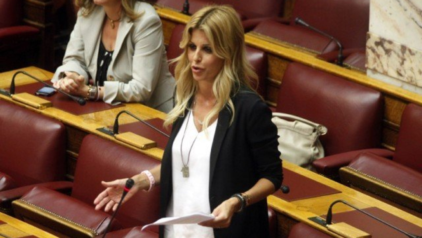 Πέταξε το κοστούμι η Ράπτη, έβαλε το μαγιό και έγινε χαμός!