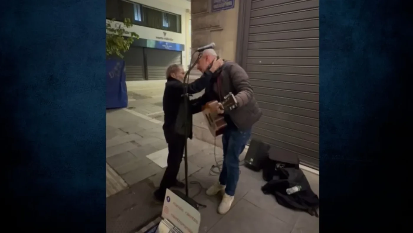 Σταύρος Ξαρχάκος: Αγκάλιασε πλανόδιο μουσικό που τραγουδούσε το «Ήτανε μια φορά»