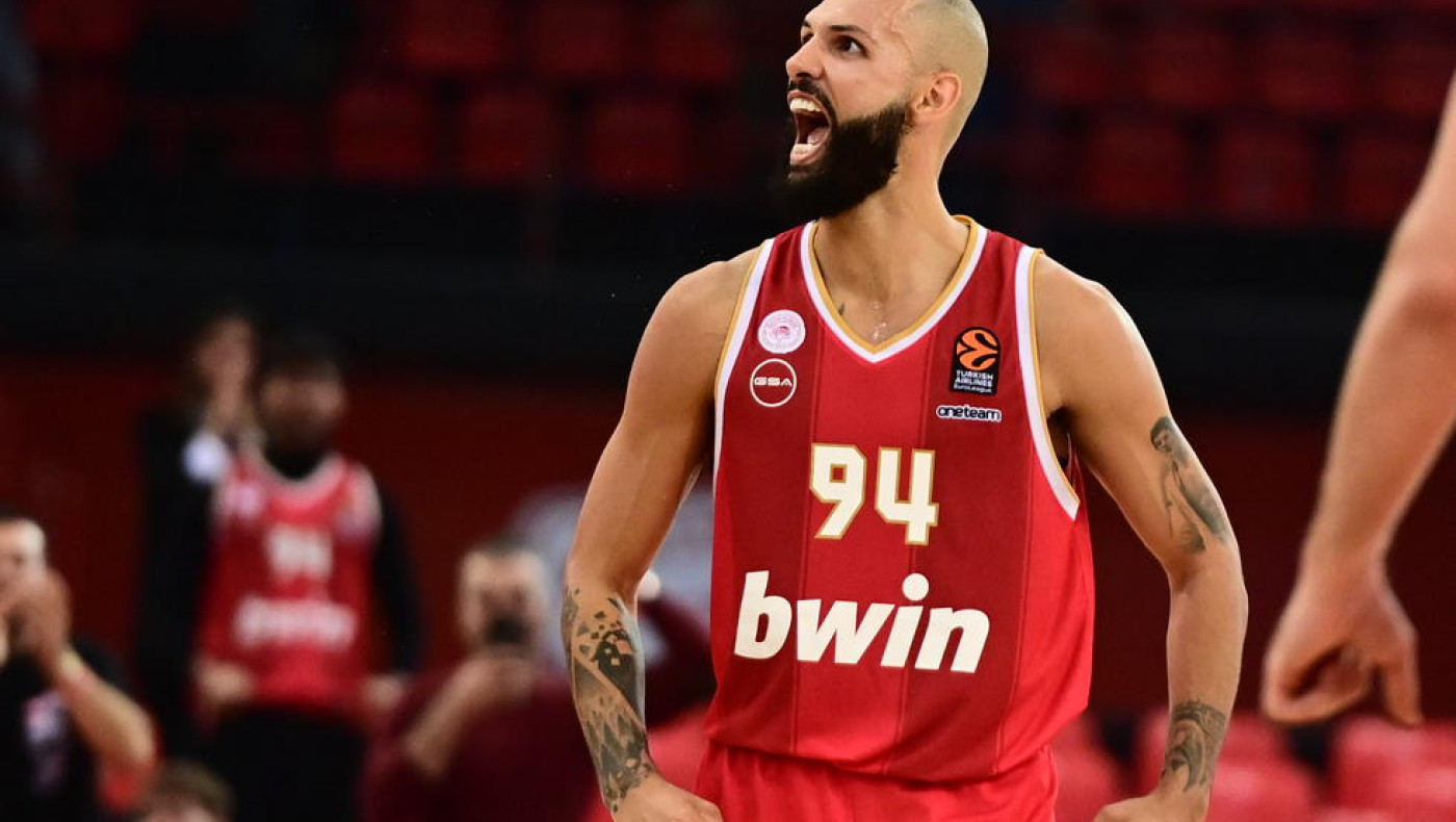 Ολυμπιακός: Έκλεψε την παράσταση ο Φουρνιέ-Τραγούδησε τον ύμνο της ομάδας στο αεροπλάνο (vid)