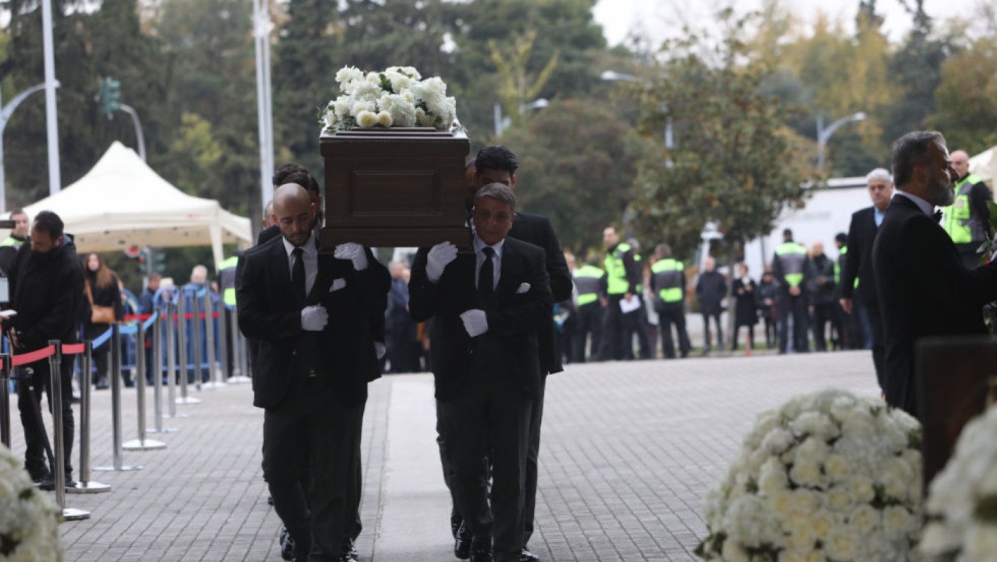 Γιάννης Μπουτάρης: Η στιγμή που η σορός φτάνει στο δημαρχείο