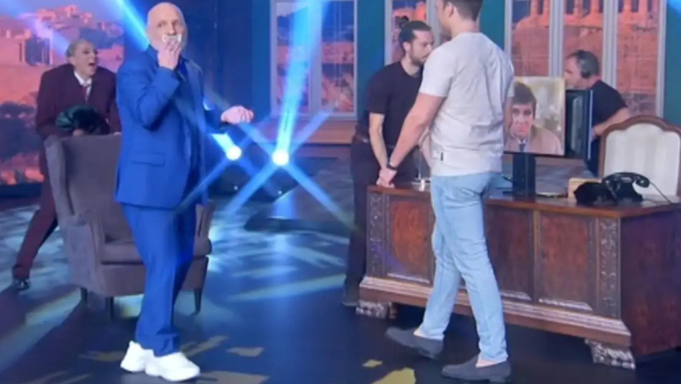 Ο Κασσελάκης «εισέβαλε» στο πλατό του Alpha για... χάρη του Νίκου Μουτσινά