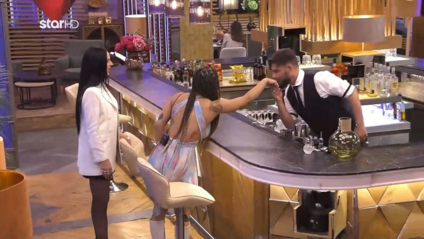 First Dates: Η Κασσάνδρα «έπαιξε» με τον μπάρμπαν όσο περίμενε το... ραντεβού της