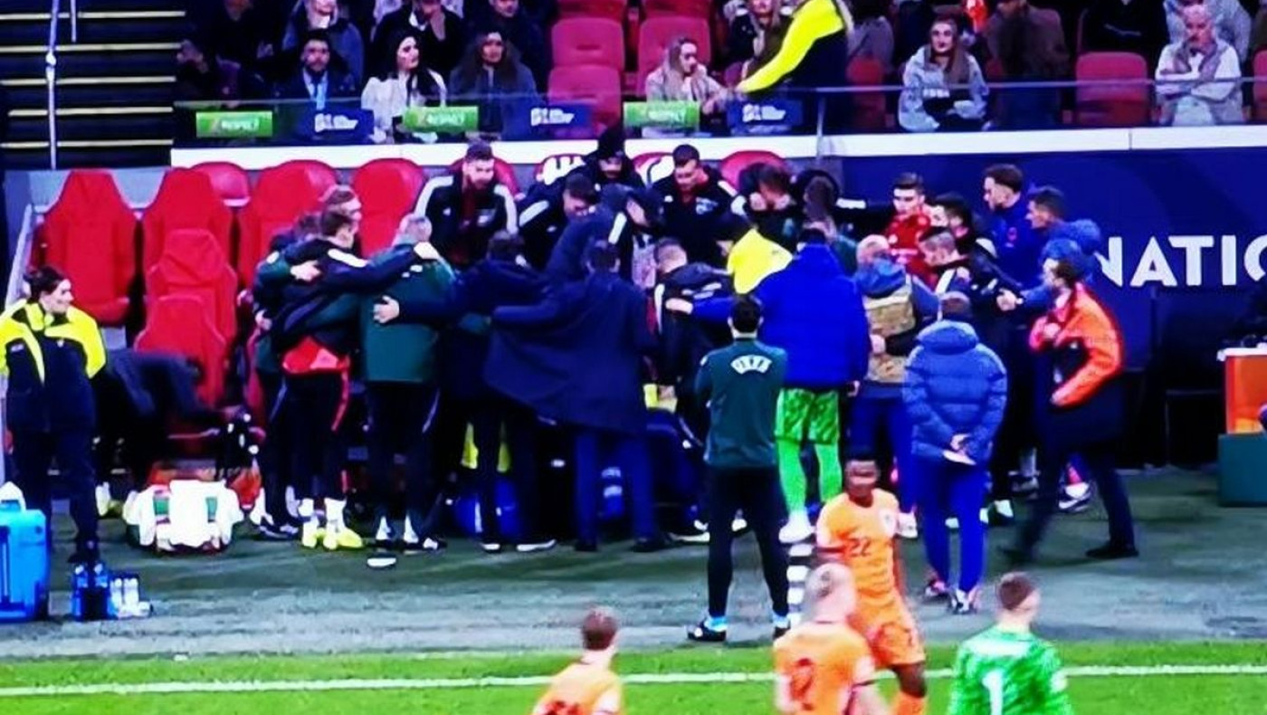 ΣΟΚ στο Ολλανδία - Ουγγαρία: Ο βοηθός προπονητή των Ούγγρων κατέρρευσε μέσα στο γήπεδο!