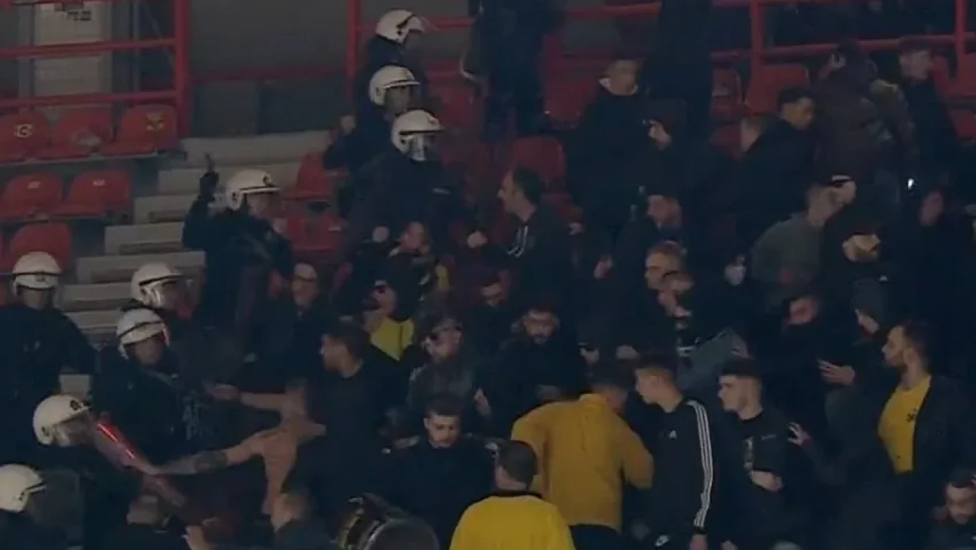 Συγκλονιστικό βίντεο: Η στιγμή που ο αστυνομικός τραυματίζεται στην Πάτρα από οπαδούς της ΑΕΚ