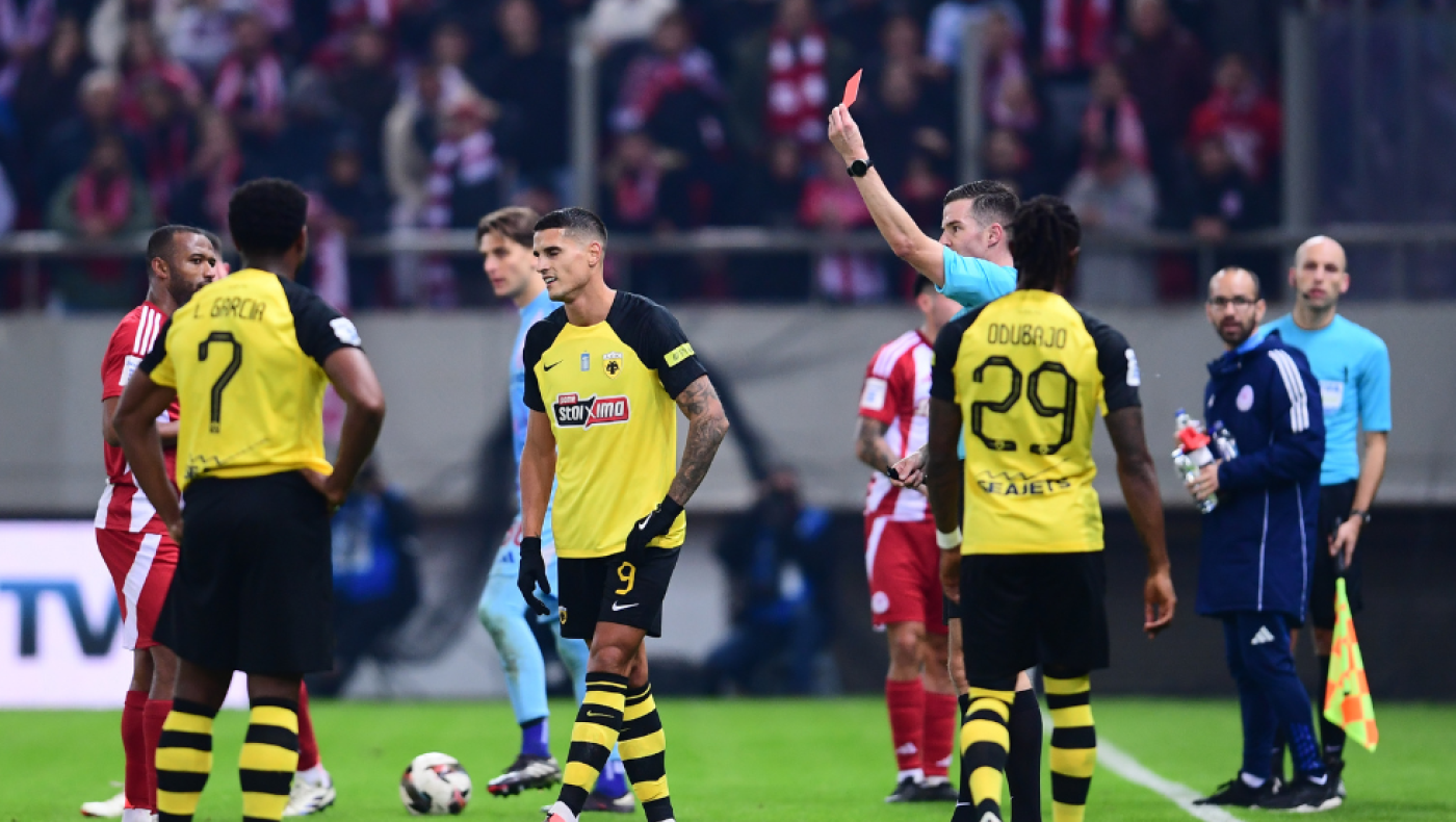 Σπάθας για Ολυμπιακός-ΑΕΚ: «Θα μπορούσε να αποβληθεί ο Μάνταλος στο 38'»