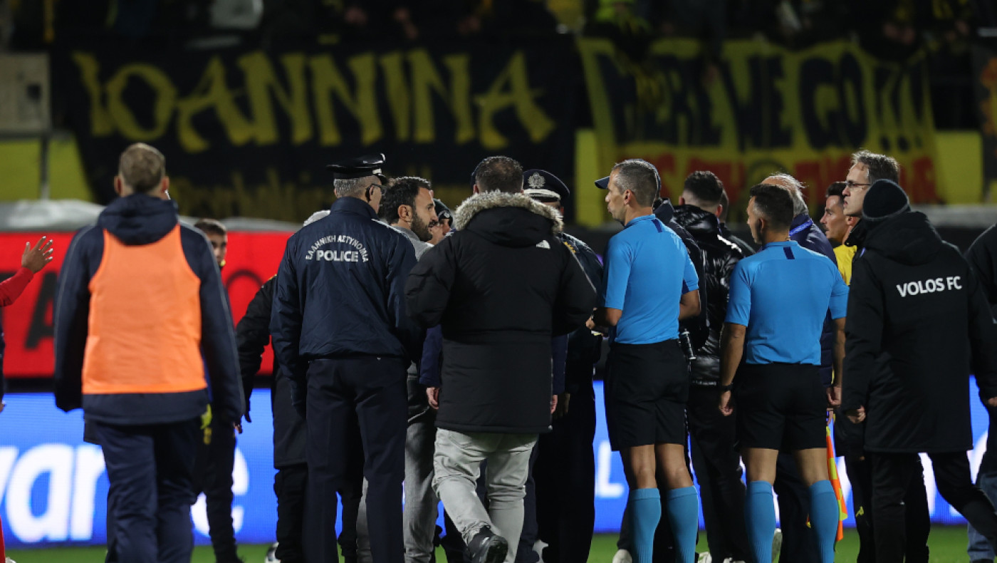 Οργή στον Άρη - Καρυπίδης σε Τσαγκαράκη: «Δεν ντρέπεσαι;»