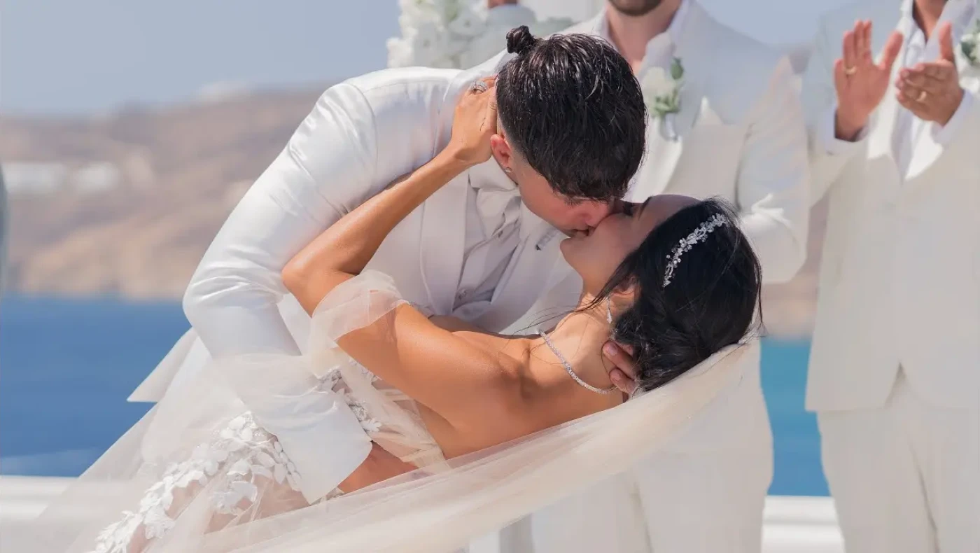 Γνωστή influencer παντρεύτηκε στη Μύκονο τον ετεροθαλή αδερφό της και το ίντερνετ αηδιάζει