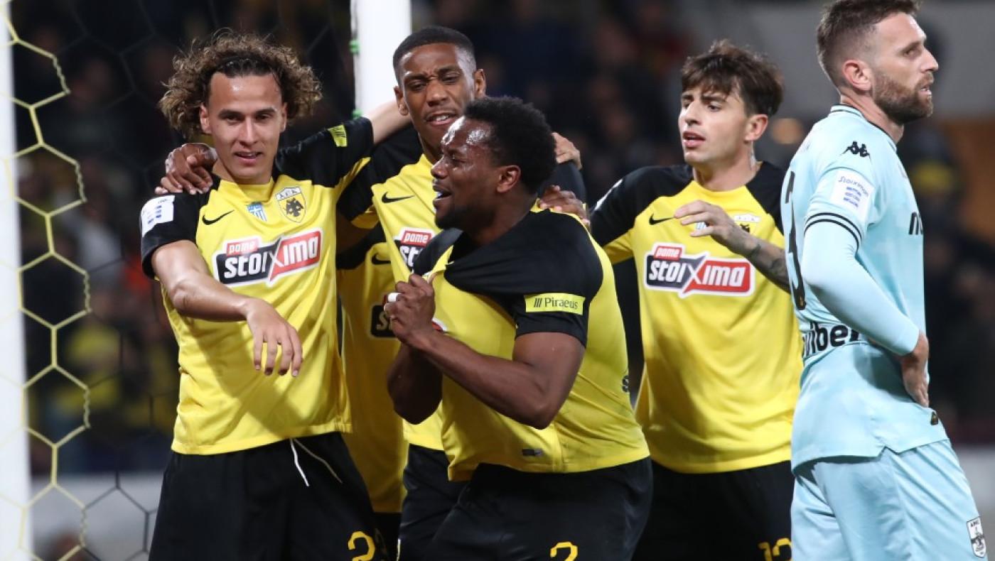 Οπαδοί της ΑΕΚ υποδέχθηκαν τον Αλμέιδα και τους παίκτες στη Λαμία