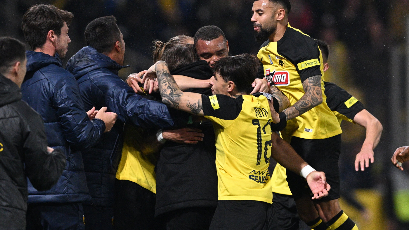 Αγκαλιά στήριξης των παικτών της ΑΕΚ σε Αλμέιδα μετά το γκολ του Μουκουντί