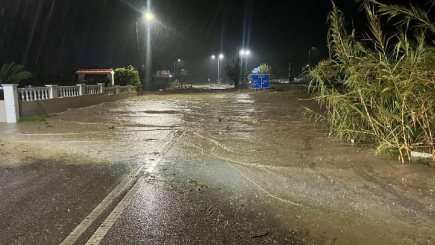 Κακοκαιρία Bora: Υπερχείλισε ρέμα στη Ρόδο-Απεγκλωβισμοί πολιτών από την Πυροσβεστική