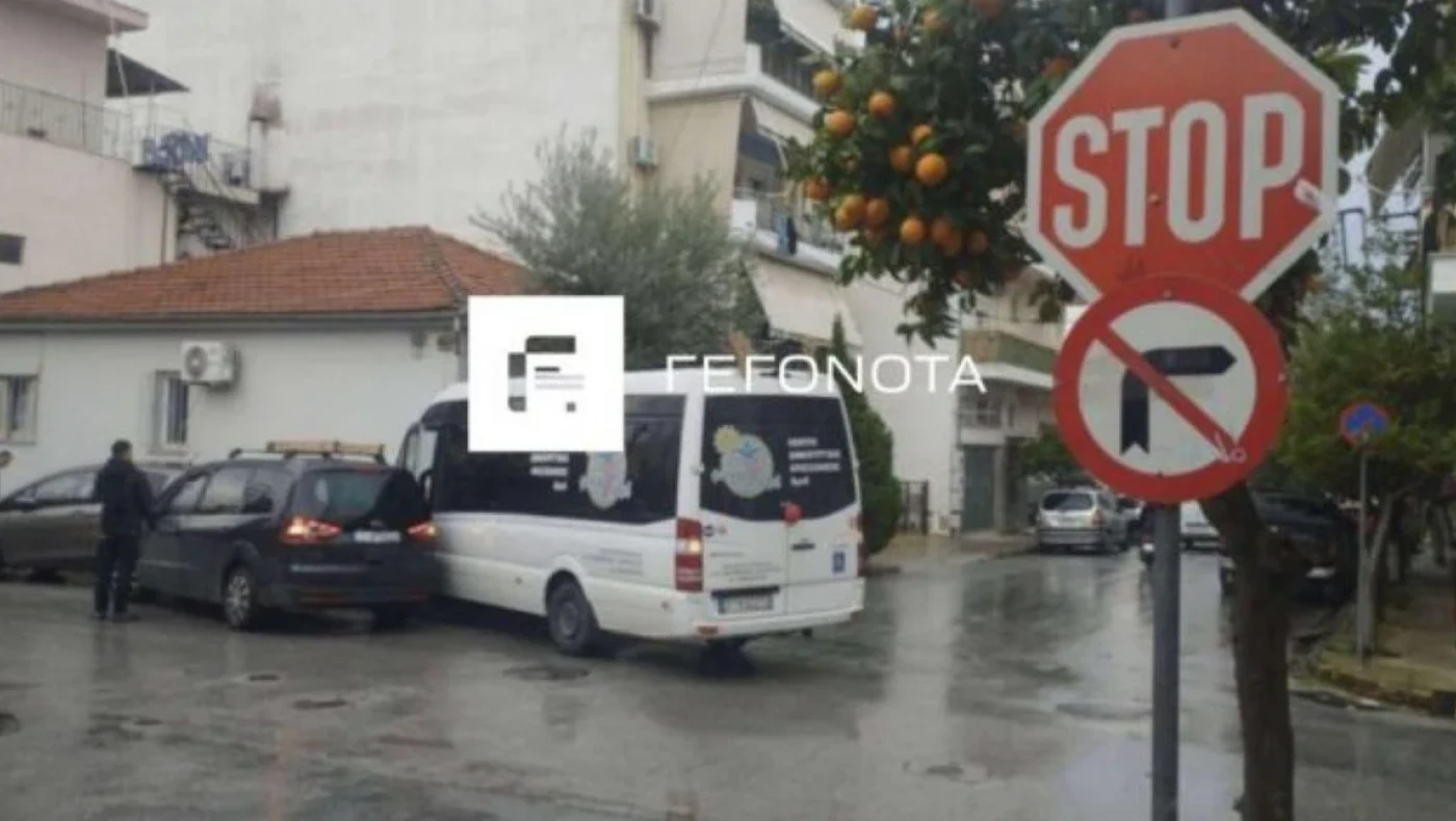Βόλος: Οδηγός παραβίασε STOP και «εμβόλισε» βανάκι μεταφοράς μαθητών ΑμεΑ