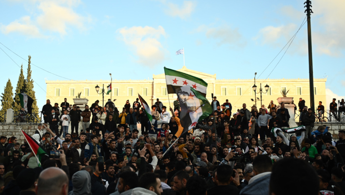 Αθήνα: Πανηγυρισμοί Σύρων στο Σύνταγμα-Γιορτάζουν την πτώση Άσαντ (pics)