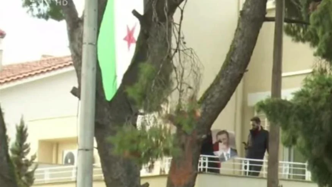 Ψυχικό: Ύψωσαν τη σημαία της επανάστασης στην πρεσβεία της Συρίας