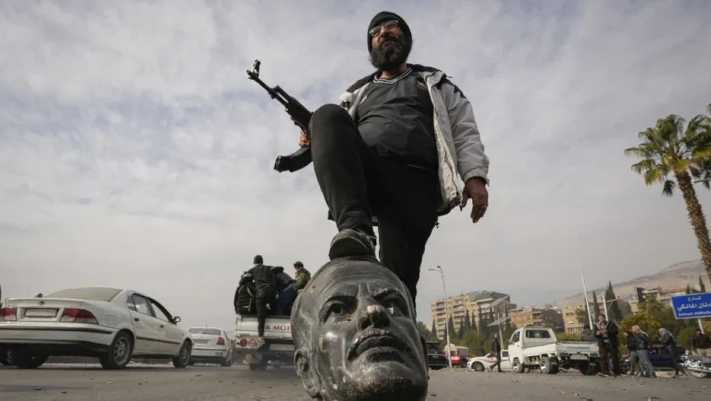 Συρία: Λεηλατούν το παλάτι του Άσαντ αντάρτες και πολίτες (vid)