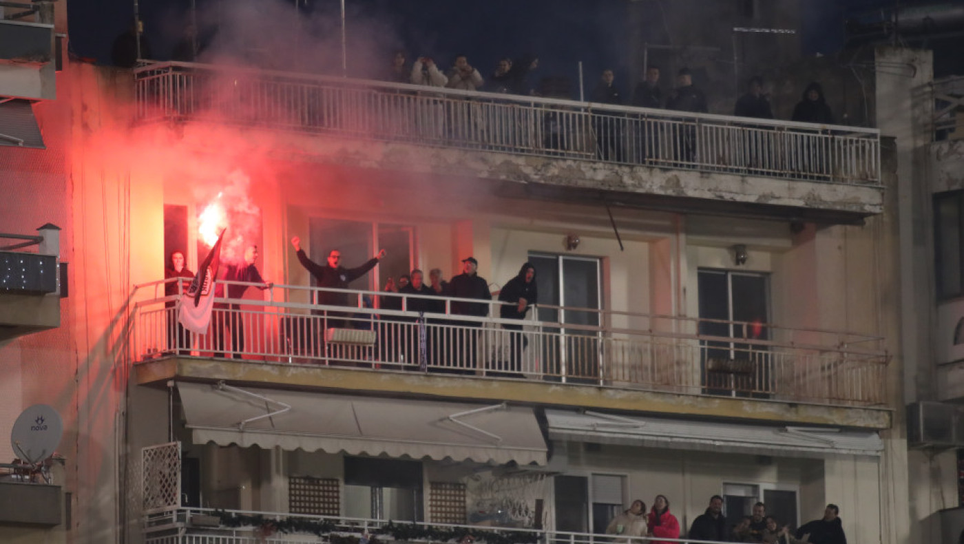ΠΑΟΚ: Πανηγύρισαν το γκολ του Σορετίρε με πυρσούς σε μπαλκόνι! (vid)