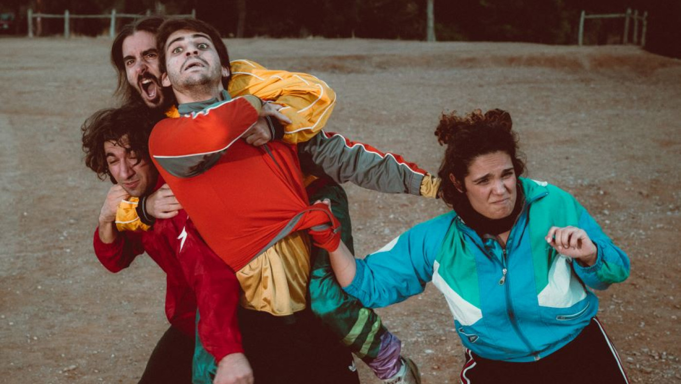 Η ΕΤΑΙΡΕΙΑ ΘΕΑΤΡΟΥ ΑΝΤΙΡΡΗΣΗ ρωτάει: Τι ομάδα είσαι ρε;